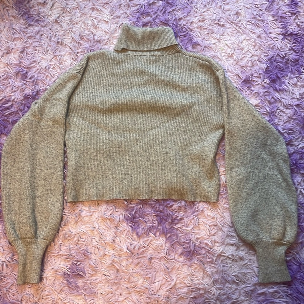 Gray cropped knitted sweater